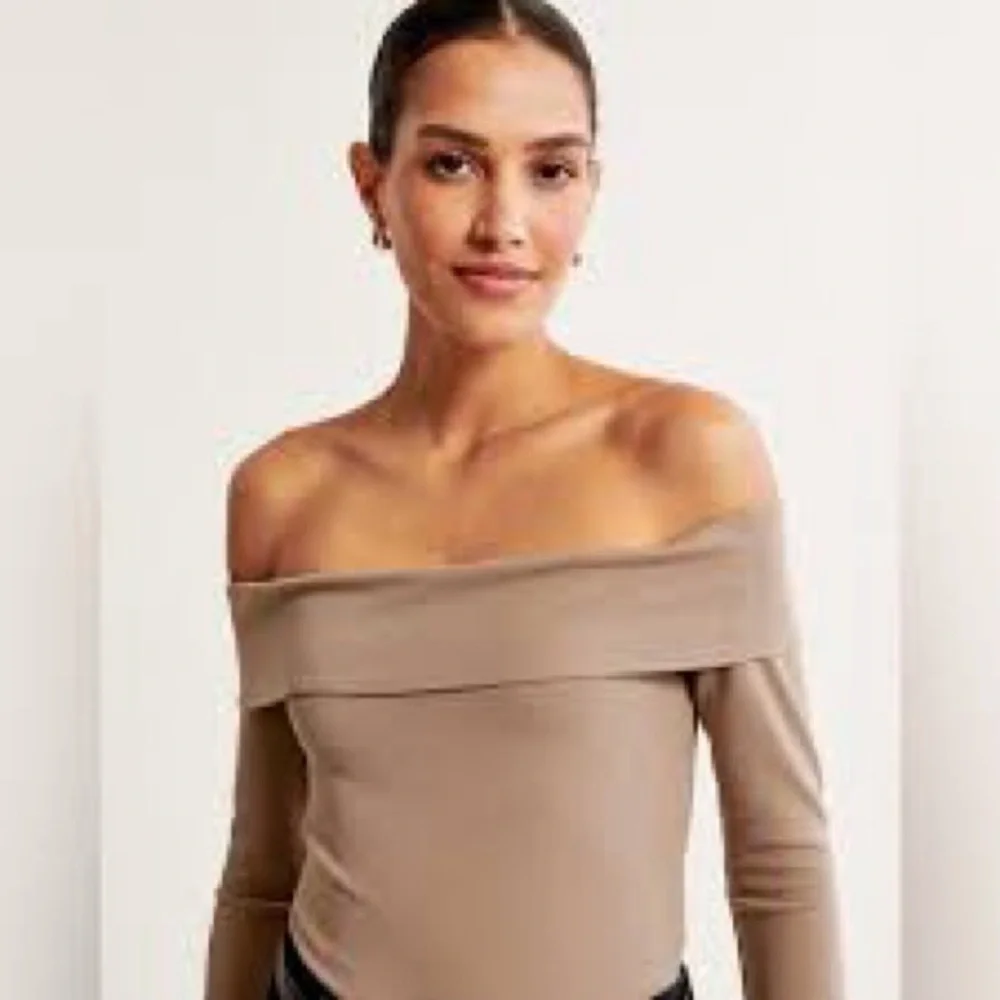 A&F Off-Shoulder Top - Picture 12 of 12